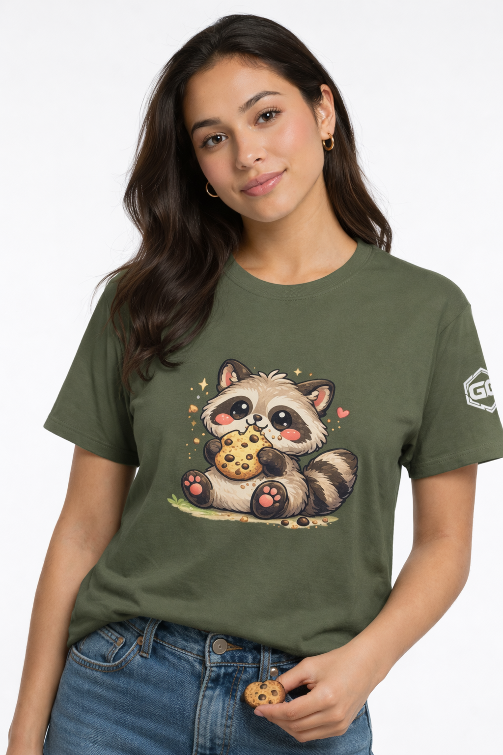 model:5:f | Raccoon & Cookie T-Shirt – Modelfoto in Militärgrün – Frau