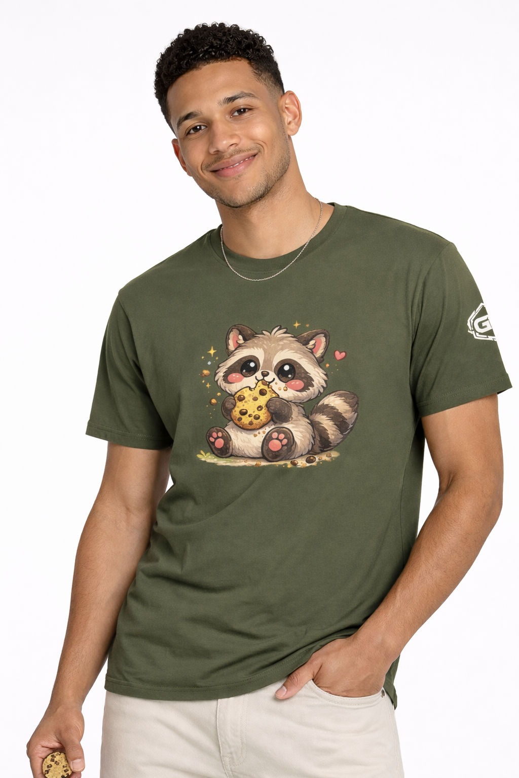 model:5:m | Raccoon & Cookie T-Shirt – Modelfoto in Militärgrün – Mann
