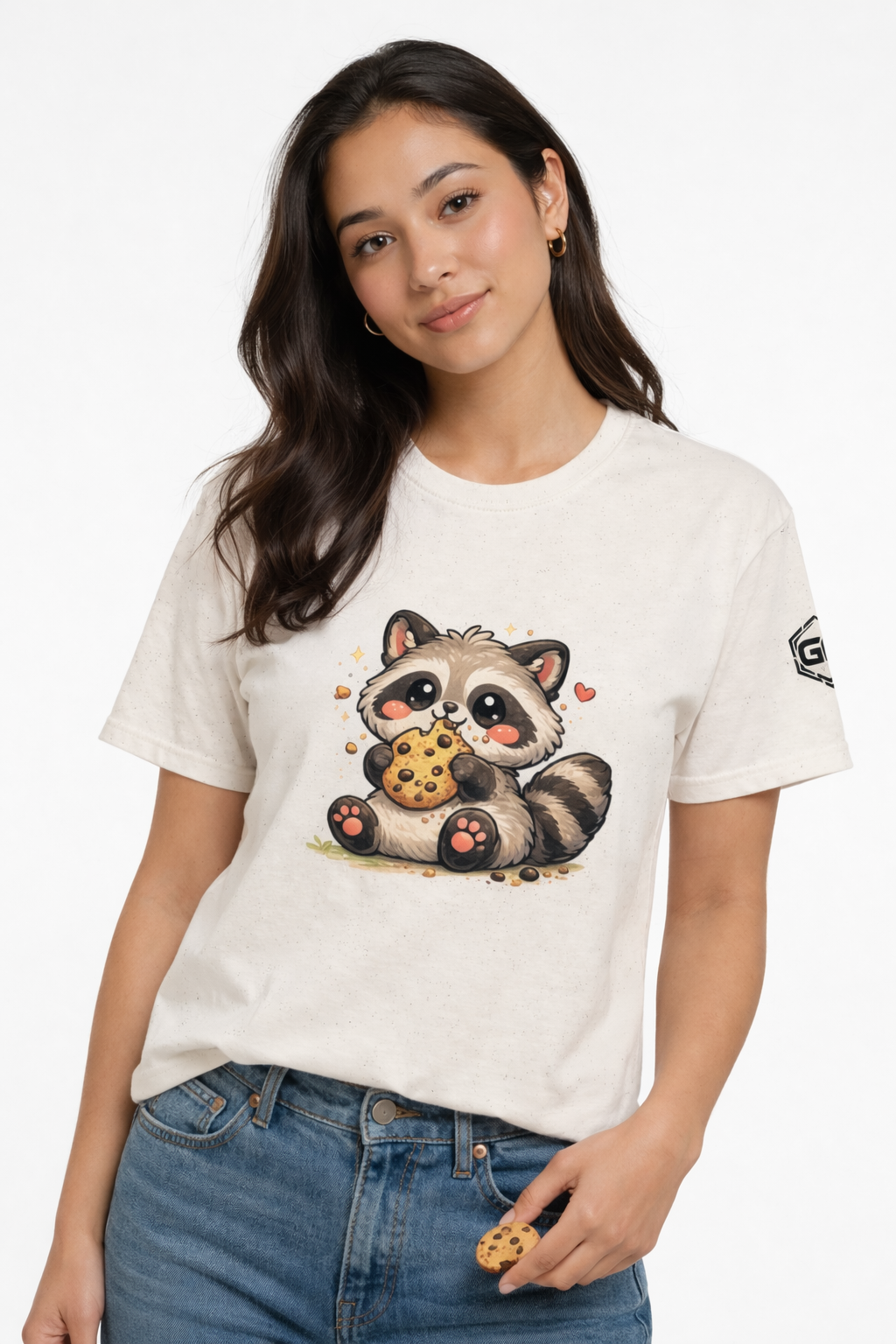 model:4:f | Raccoon & Cookie T-Shirt – Modelfoto in Natur – Frau