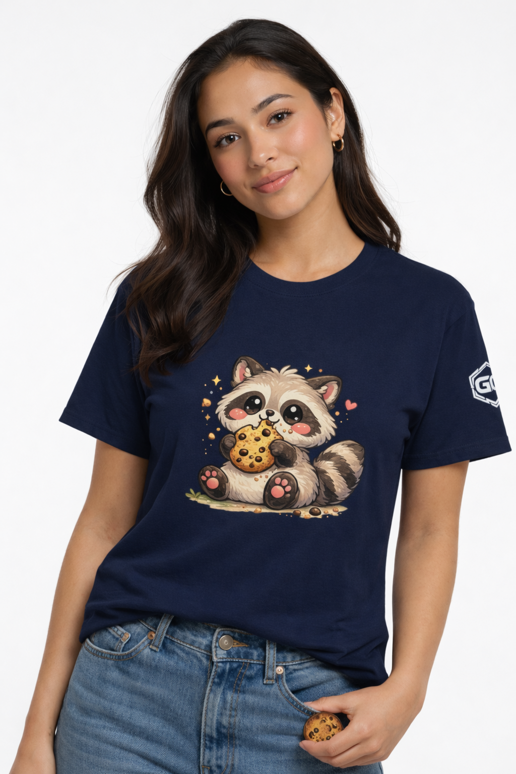 model:9:f | Raccoon & Cookie T-Shirt – Modelfoto in Navy – Frau