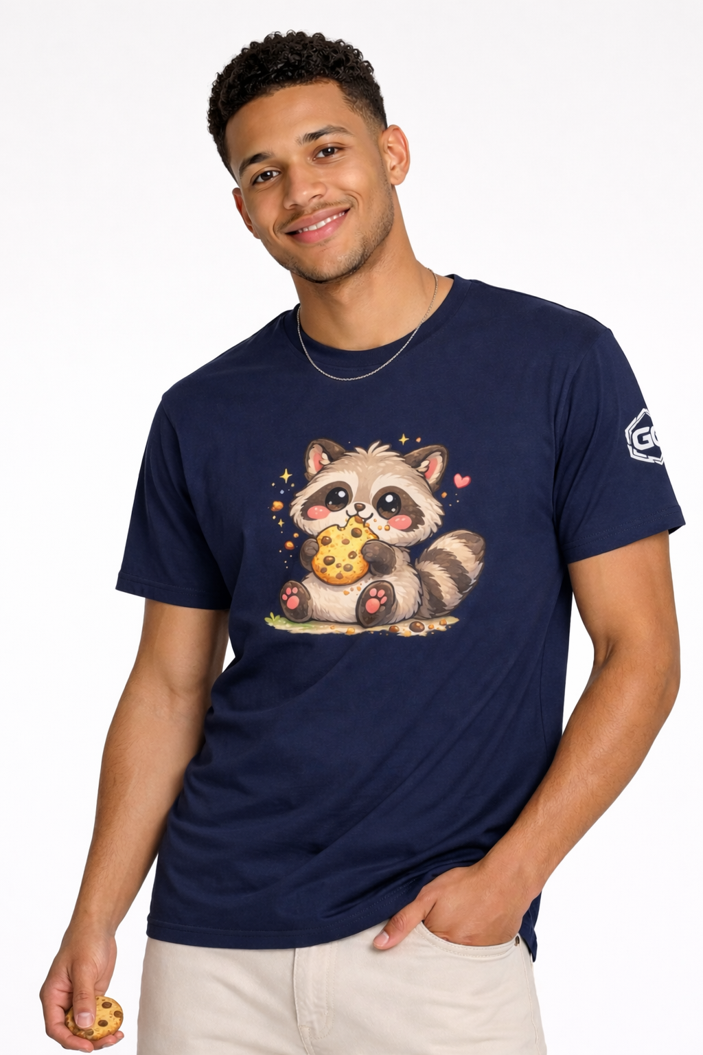model:9:m | Raccoon & Cookie T-Shirt – Modelfoto in Navy – Mann