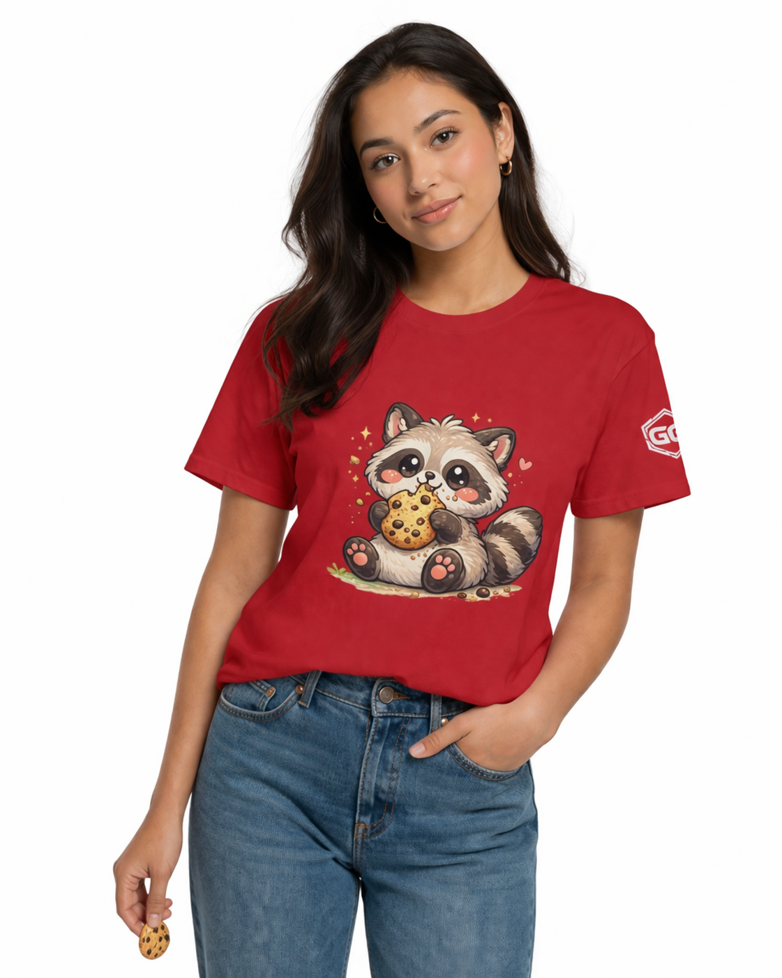 model:10:f | Raccoon & Cookie T-Shirt – Modelfoto in Rot – Frau