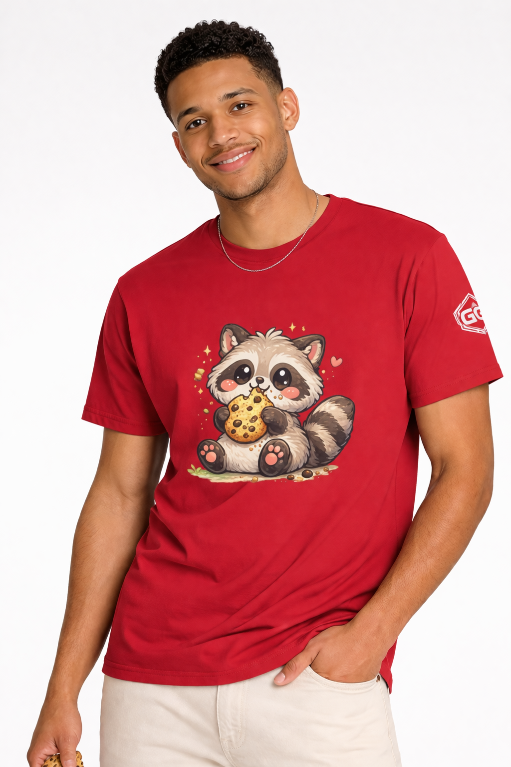 model:10:m | Raccoon & Cookie T-Shirt – Modelfoto in Rot – Mann