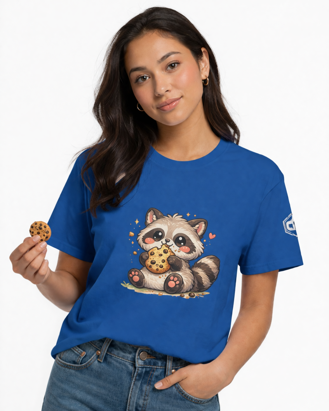 model:8:f | Raccoon & Cookie T-Shirt – Modelfoto in Royalblau – Frau