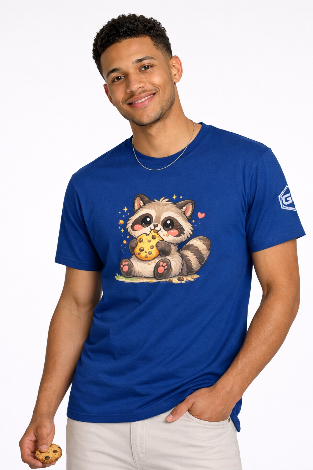 model:8:m | Raccoon & Cookie T-Shirt – Modelfoto in Royalblau – Mann