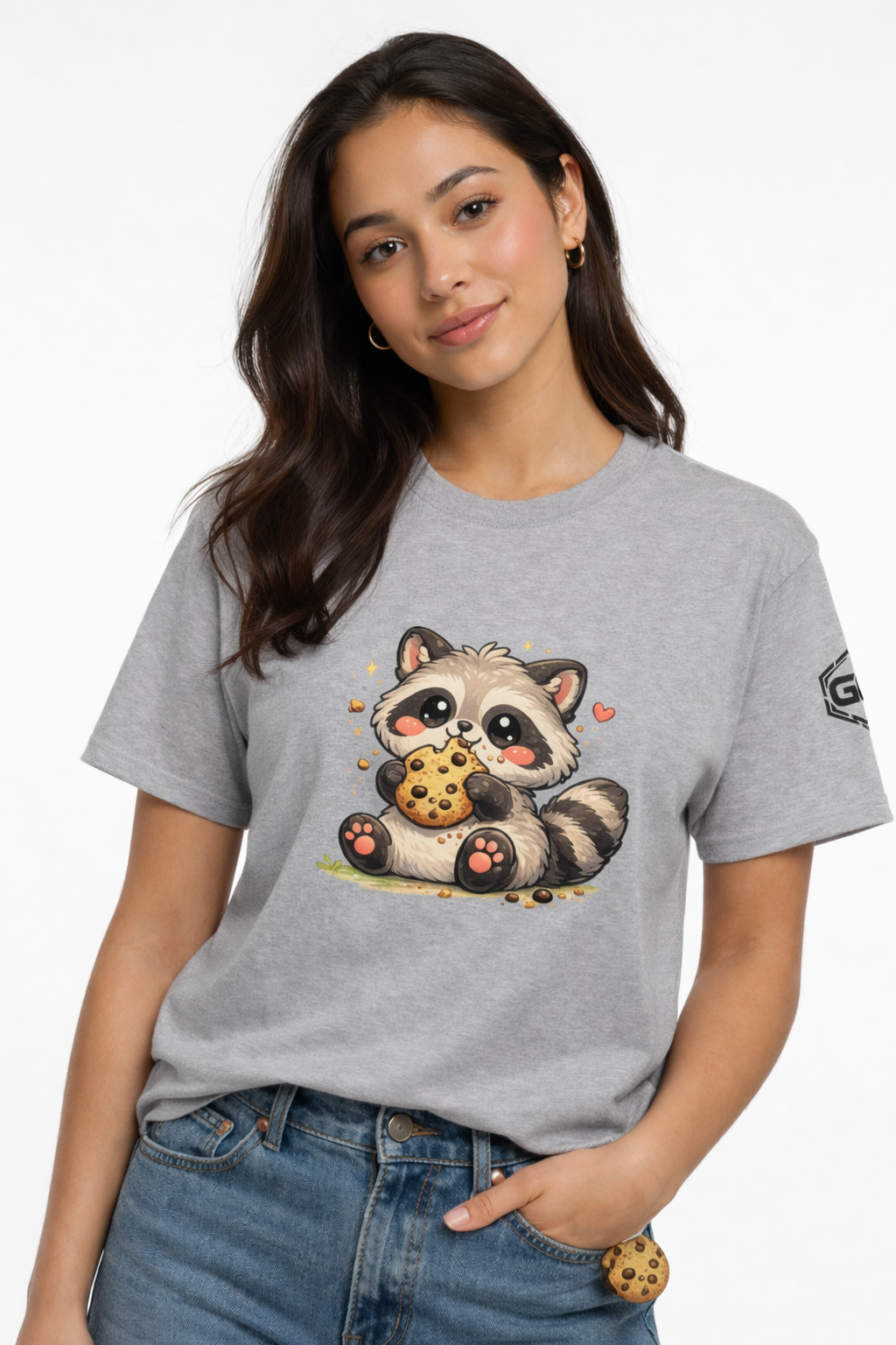 model:2:f | Raccoon & Cookie T-Shirt – Modelfoto in Sportgrau – Frau