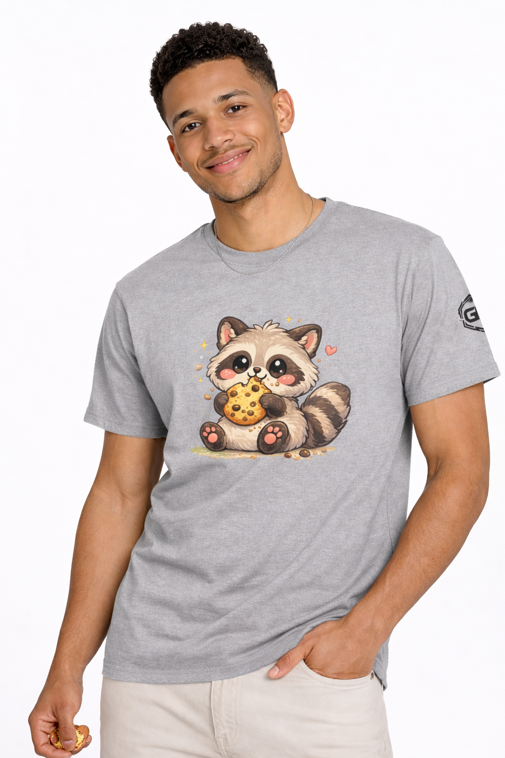 model:2:m | Raccoon & Cookie T-Shirt – Modelfoto in Sportgrau – Mann