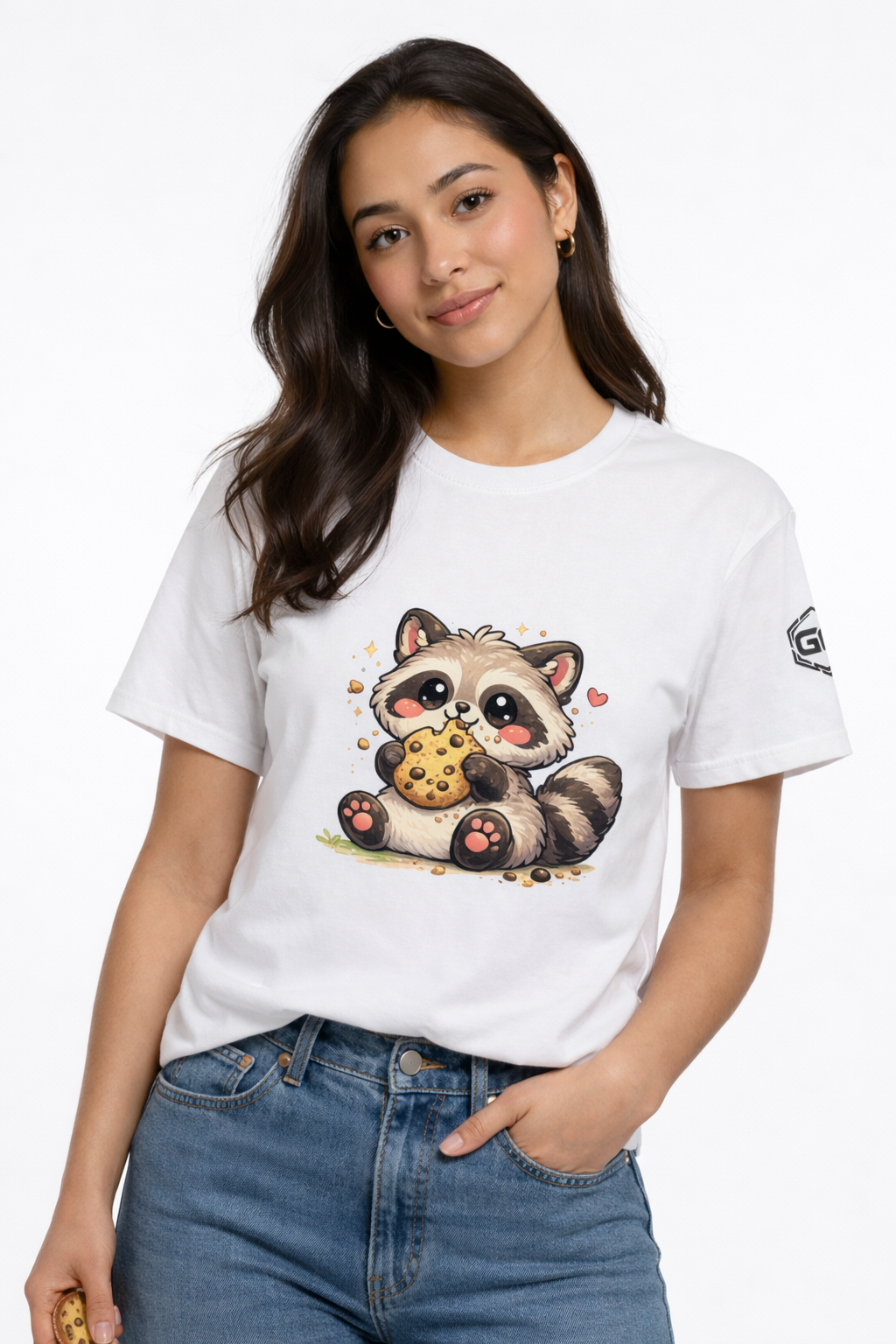 model:0:f | Raccoon & Cookie T-Shirt – Modelfoto in Weiß – Frau