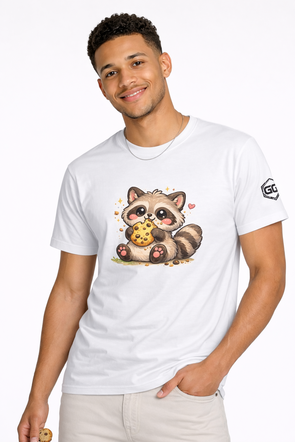 model:0:m | Raccoon & Cookie T-Shirt – Modelfoto in Weiß – Mann