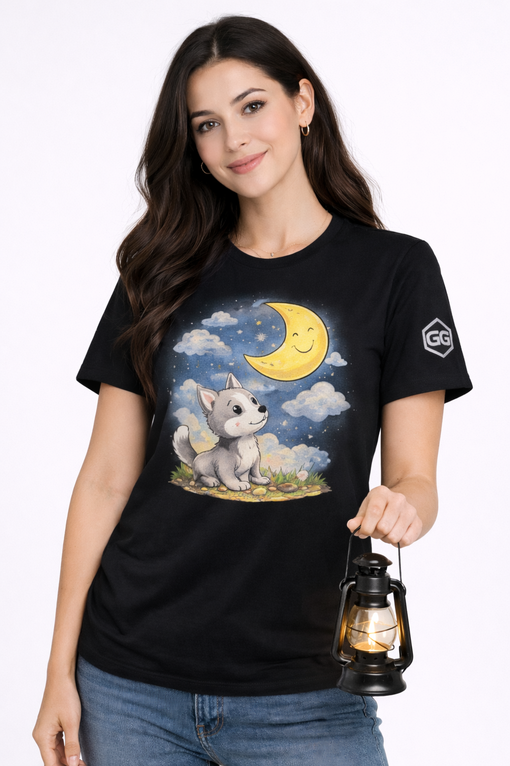 model:1:f | Wolf & Moon T-Shirt – Modelfoto in Schwarz – Frau