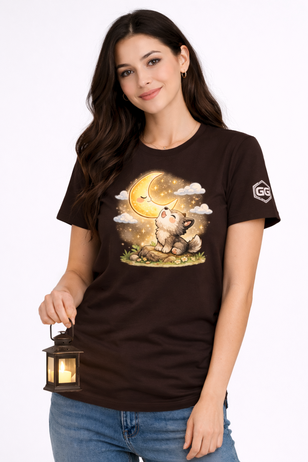 model:3:f | Wolf & Moon T-Shirt – Modelfoto in Dunkelbraun – Frau
