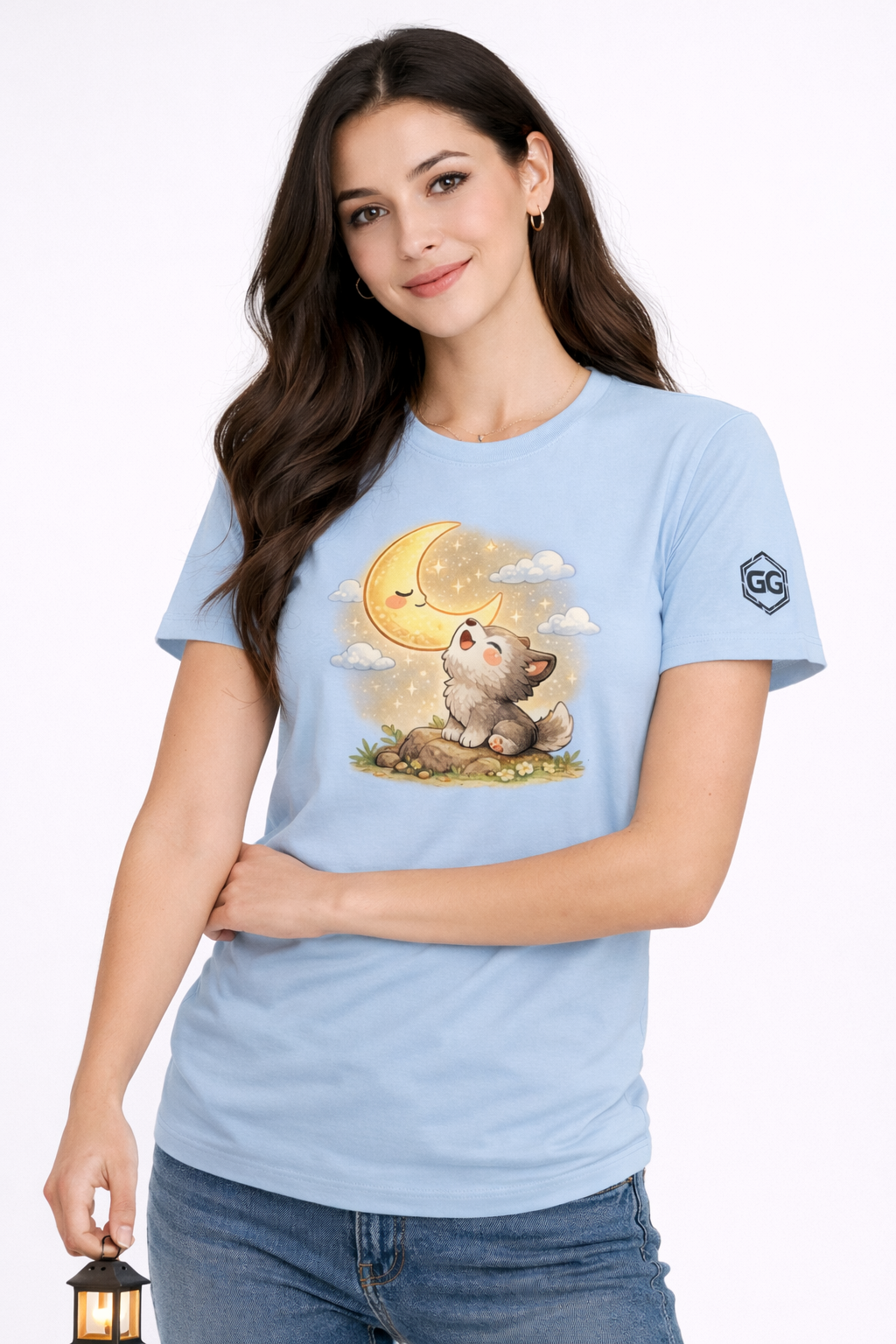model:7:f | Wolf & Moon T-Shirt – Modelfoto in Hellblau – Frau