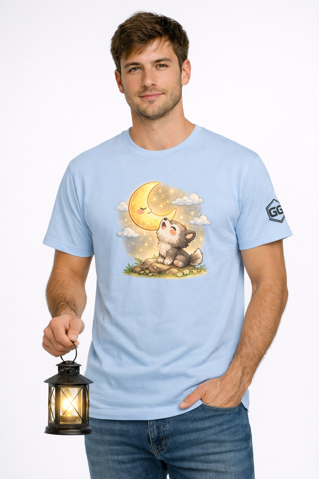 model:7:m | Wolf & Moon T-Shirt – Modelfoto in Hellblau – Mann