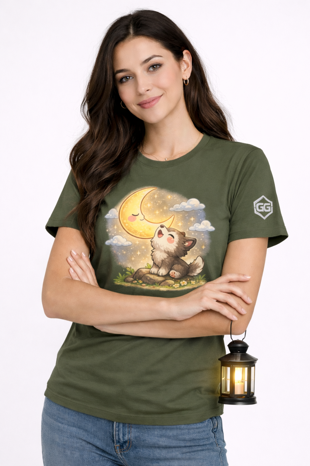 model:5:f | Wolf & Moon T-Shirt – Modelfoto in Militärgrün – Frau