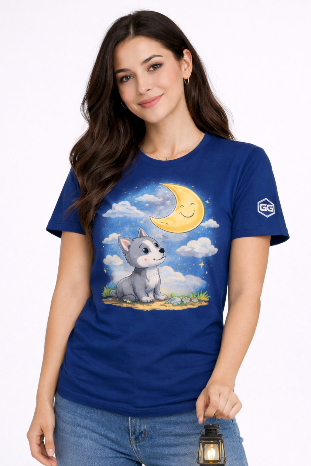model:8:f | Wolf & Moon T-Shirt – Modelfoto in Royalblau – Frau