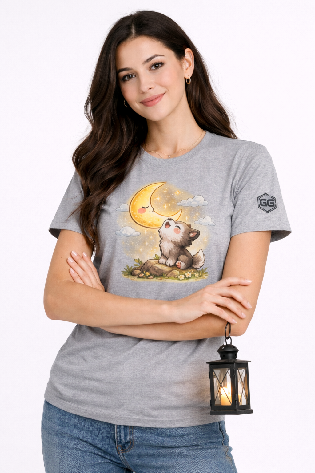 model:2:f | Wolf & Moon T-Shirt – Modelfoto in Sportgrau – Frau