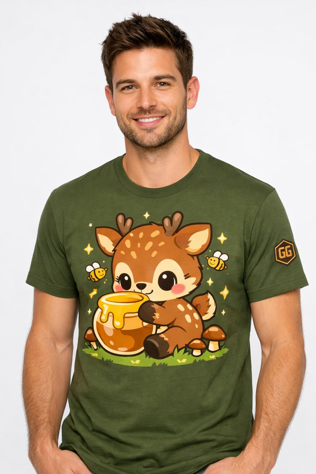 model:5:m | Deer in the Forest T-Shirt – Modelfoto in Militärgrün – Mann