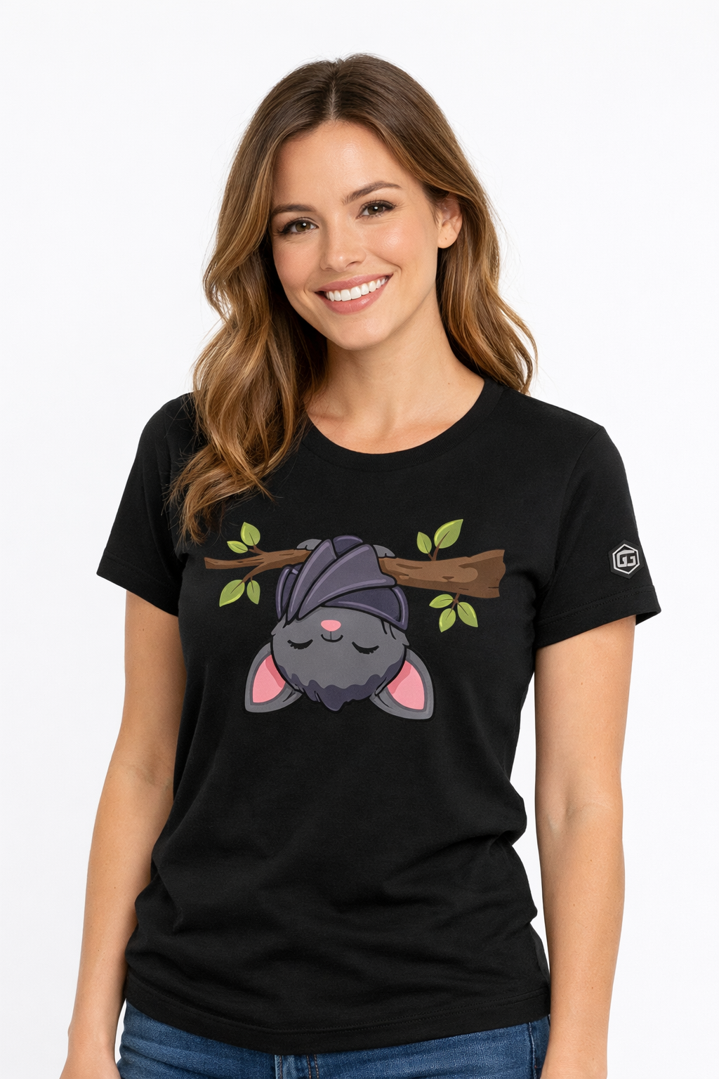 model:1:f | Kawaii Bat T-Shirt – Modelfoto in Schwarz – Frau
