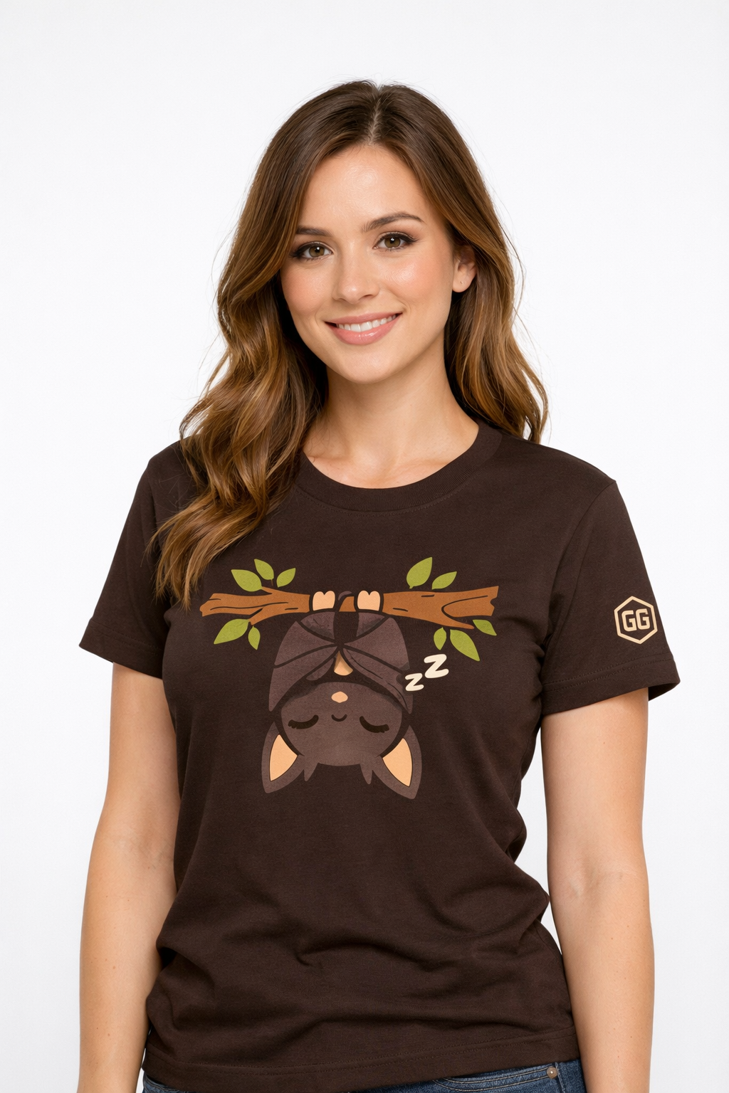 model:3:f | Kawaii Bat T-Shirt – Modelfoto in Dunkelbraun – Frau