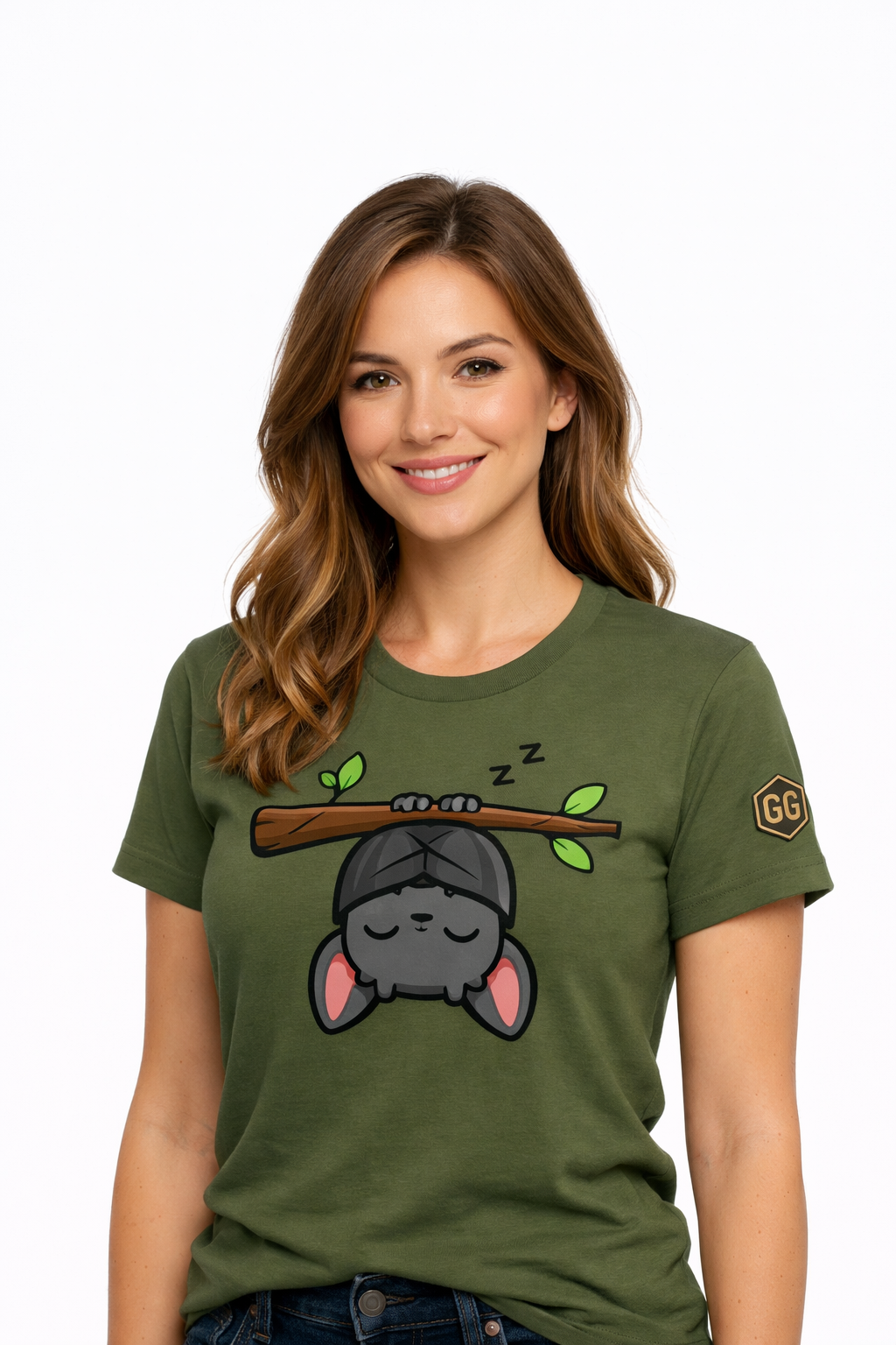 model:5:f | Kawaii Bat T-Shirt – Modelfoto in Militärgrün – Frau