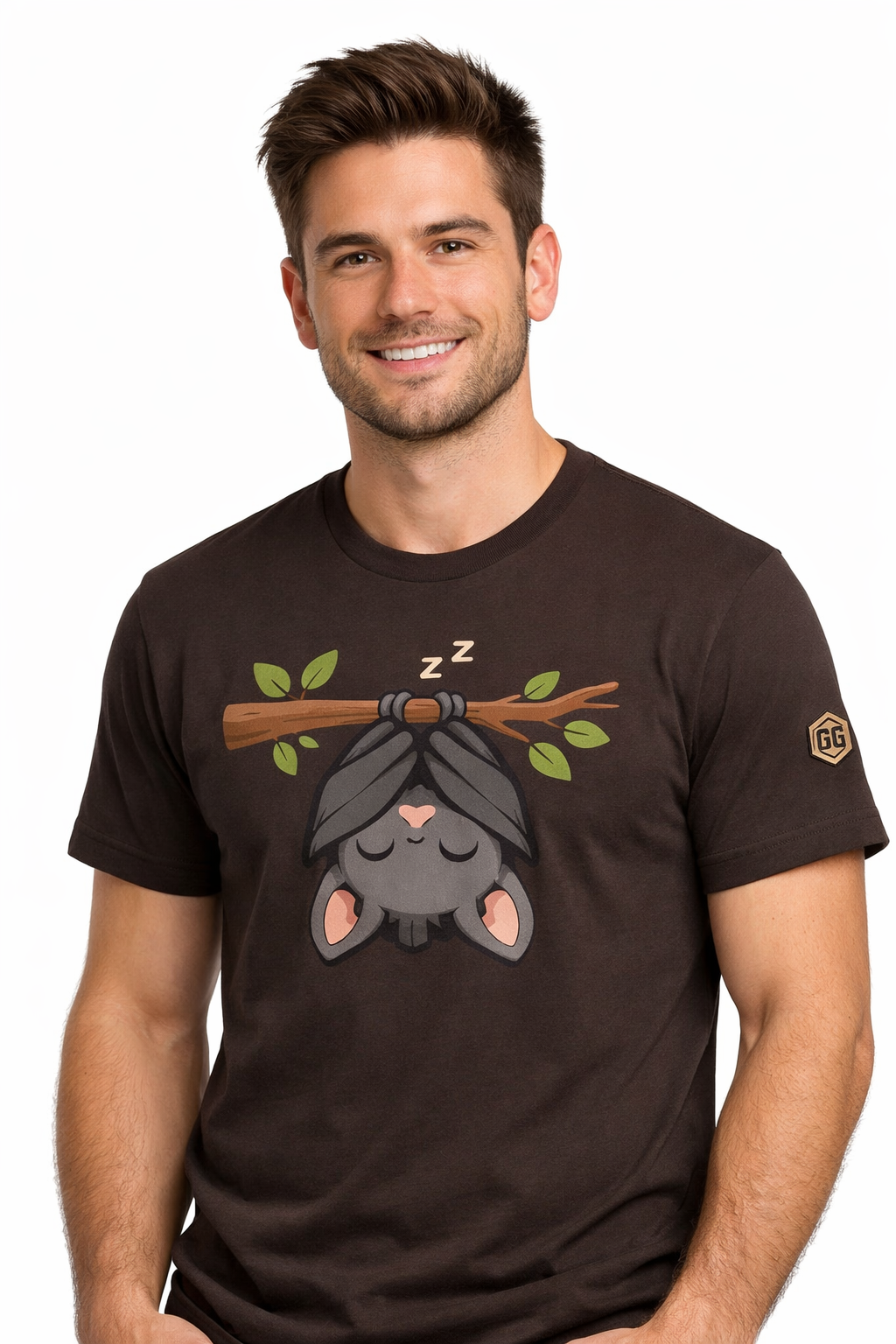 model:3:m | Kawaii Bat T-Shirt – Modelfoto in Dunkelbraun – Mann