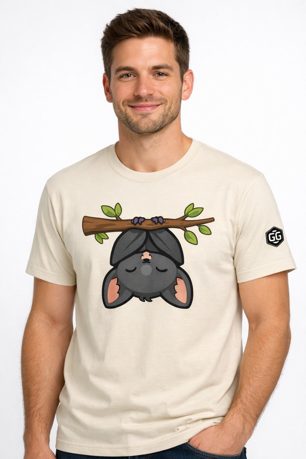 model:4:m | Kawaii Bat T-Shirt – Modelfoto in Natur – Mann