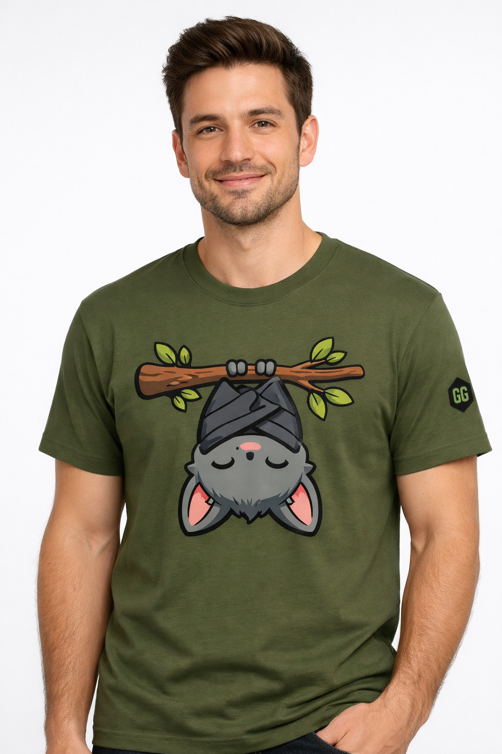 model:5:m | Kawaii Bat T-Shirt – Modelfoto in Militärgrün – Mann