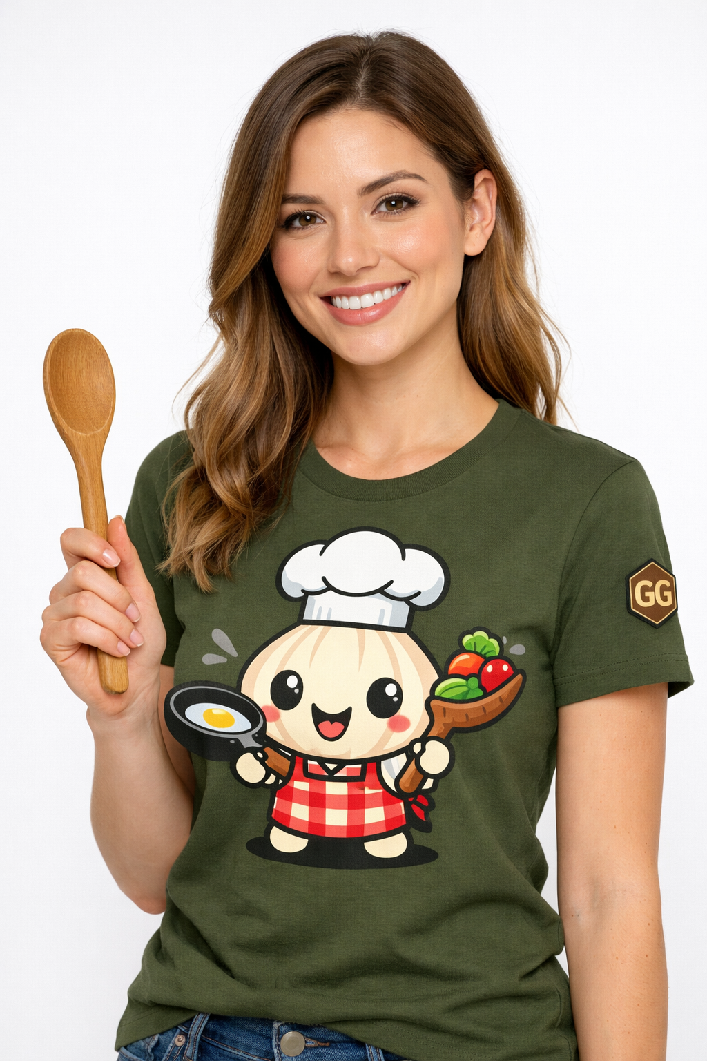 model:5:f | Garlic Chef T-Shirt – Modelfoto in Militärgrün – Frau