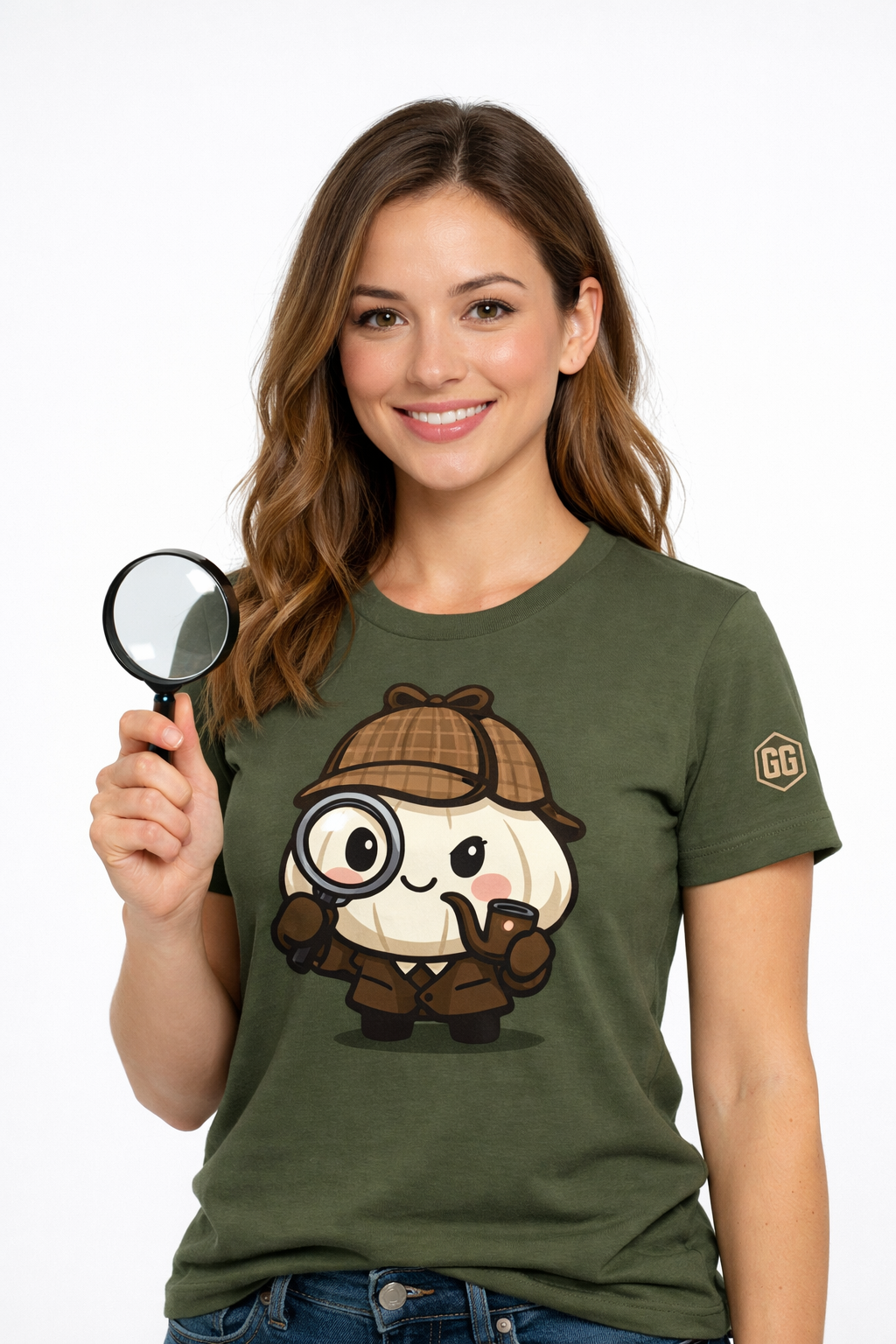 model:5:f | Garlic Detective T-Shirt – Modelfoto in Militärgrün – Frau