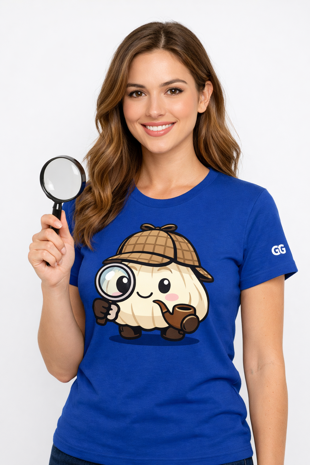 model:8:f | Garlic Detective T-Shirt – Modelfoto in Royalblau – Frau