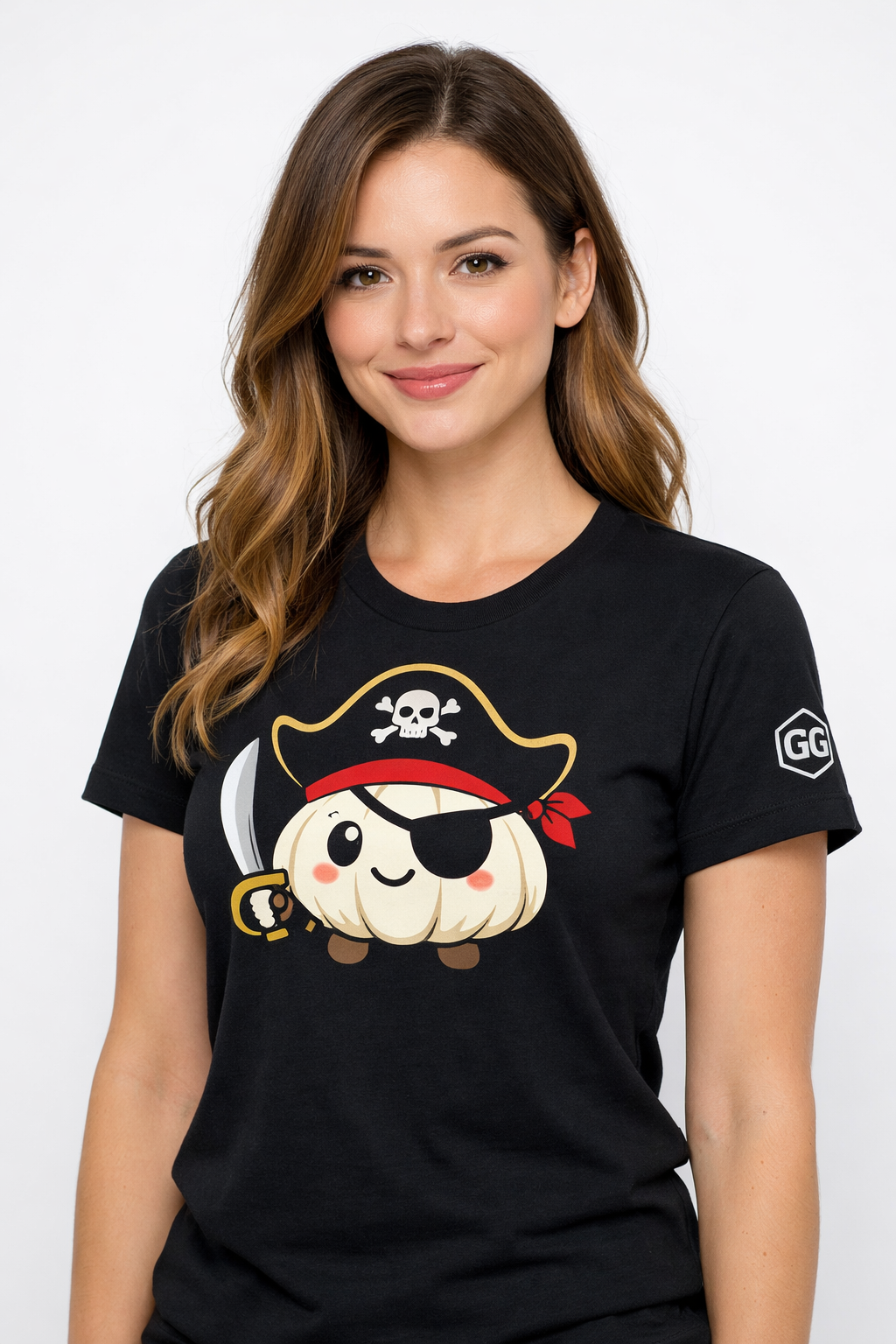 model:1:f | Garlic Pirate T-Shirt – Modelfoto in Schwarz – Frau