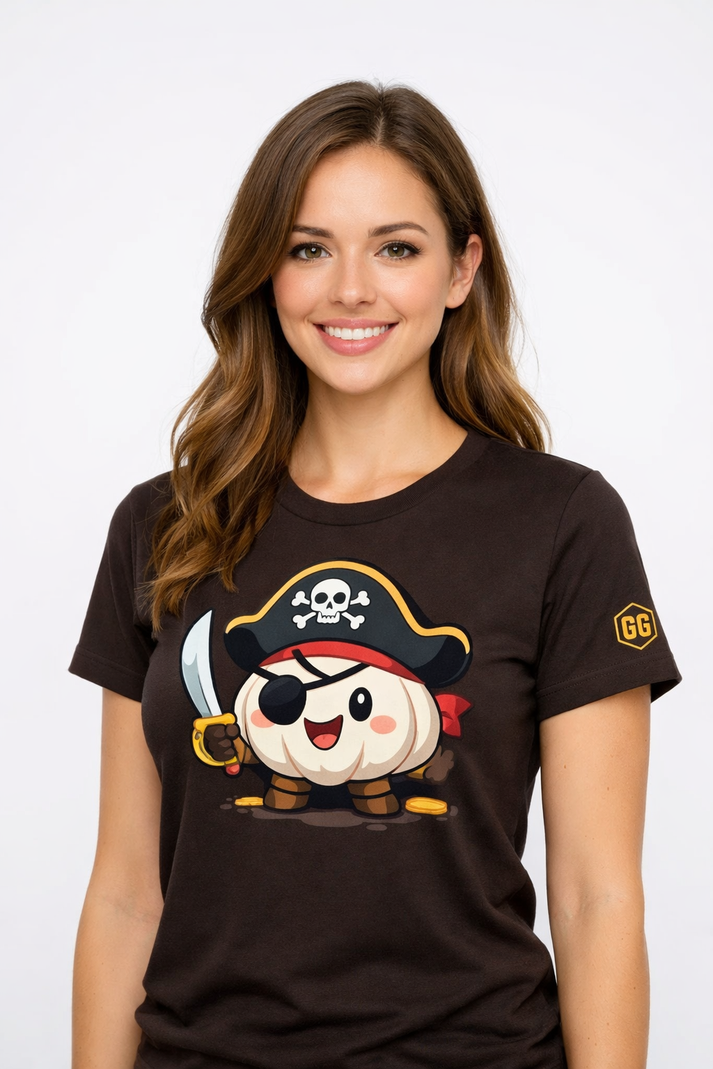 model:3:f | Garlic Pirate T-Shirt – Modelfoto in Dunkelbraun – Frau
