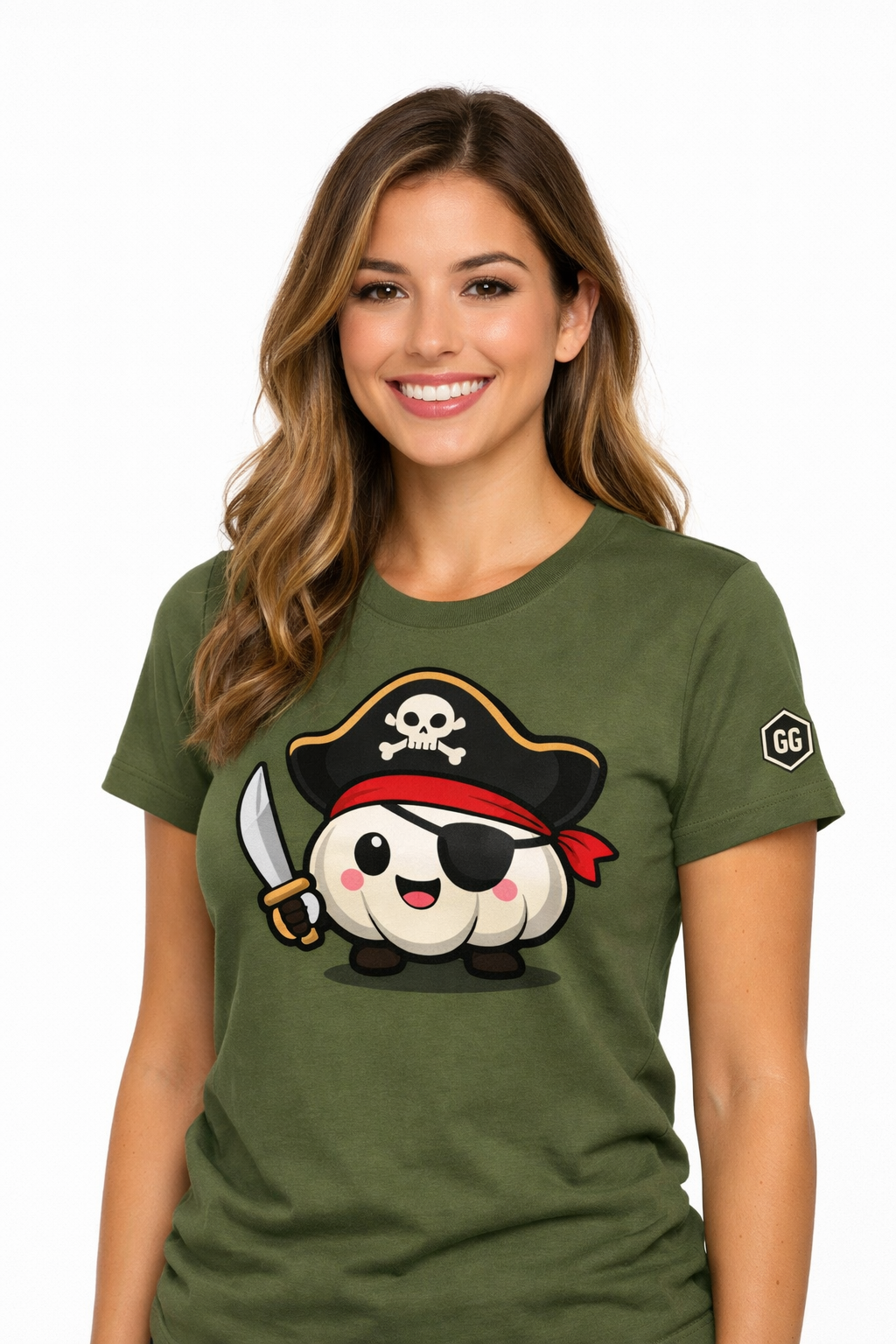model:5:f | Garlic Pirate T-Shirt – Modelfoto in Militärgrün – Frau