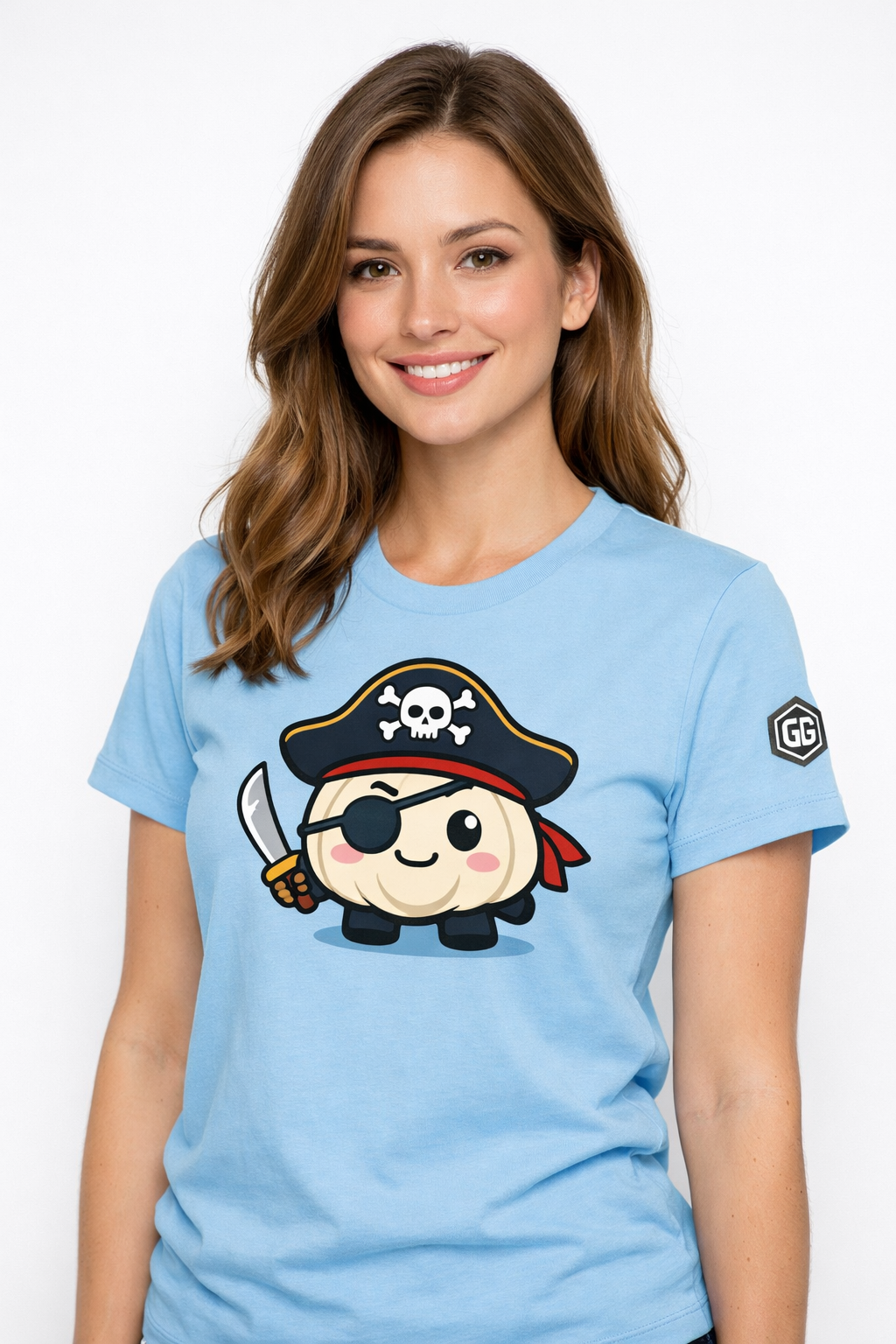 model:7:f | Garlic Pirate T-Shirt – Modelfoto in Hellblau – Frau