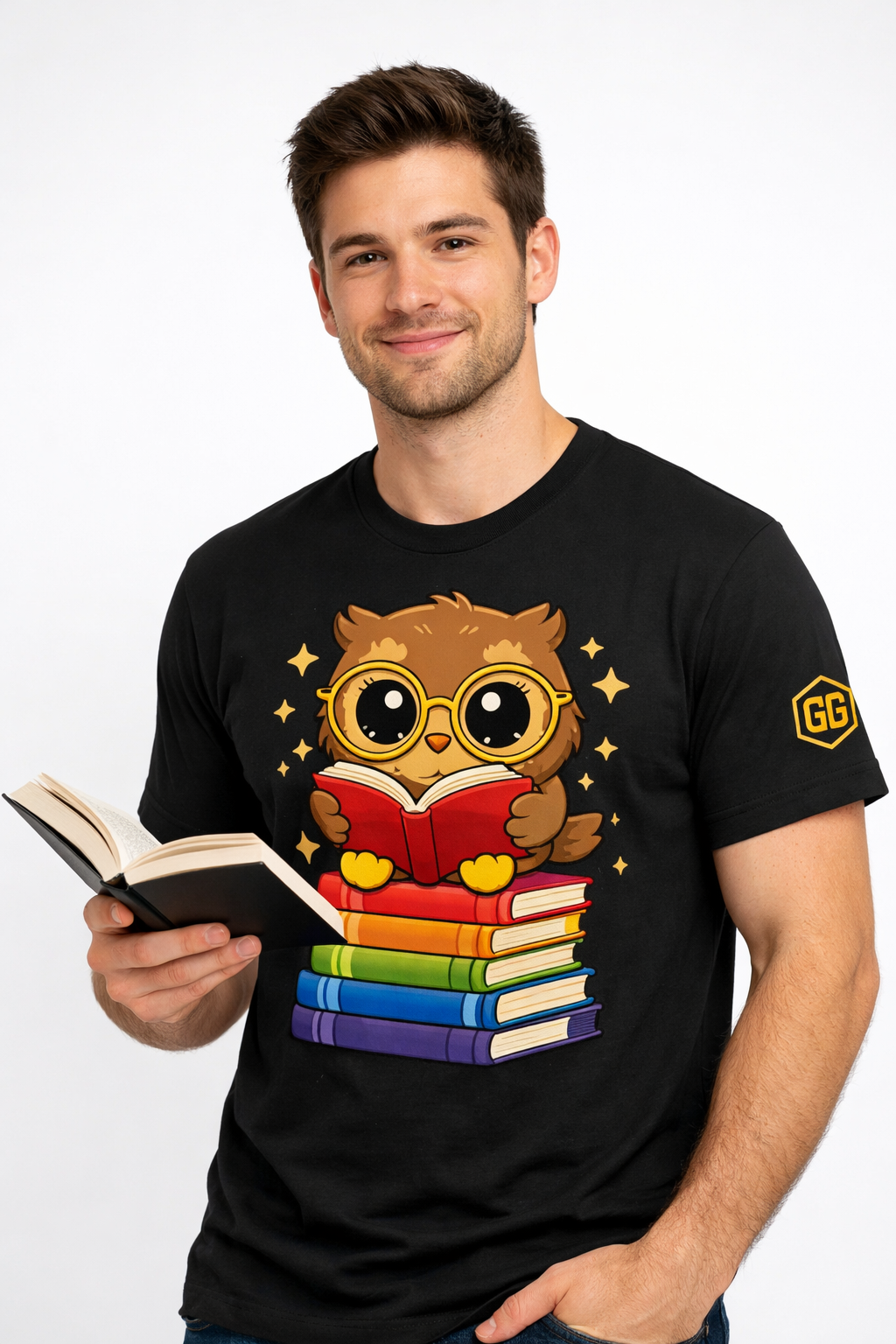model:1:m | Bookworm Owl T-Shirt – Modelfoto in Schwarz – Mann