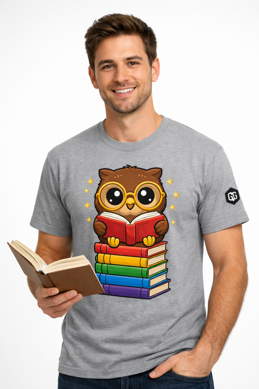 model:2:m | Bookworm Owl T-Shirt – Modelfoto in Sportgrau – Mann