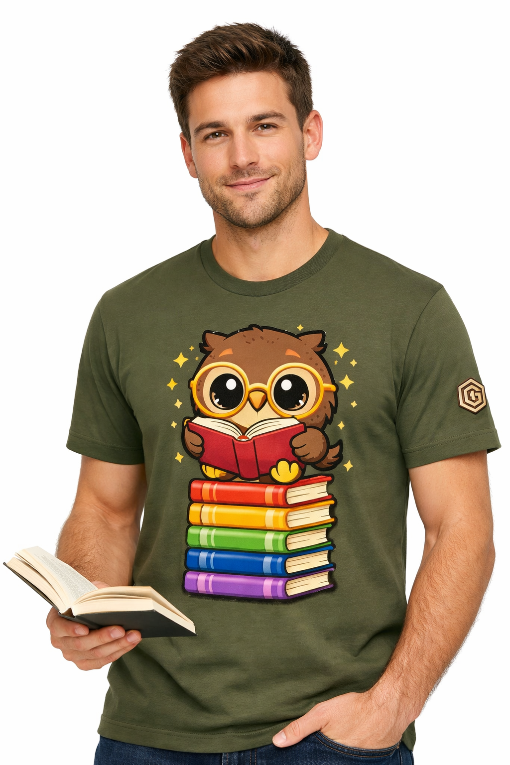 model:5:m | Bookworm Owl T-Shirt – Modelfoto in Militärgrün – Mann