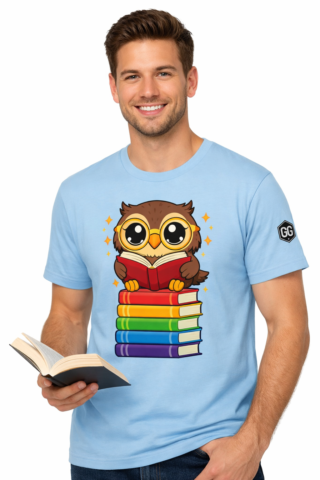 model:7:m | Bookworm Owl T-Shirt – Modelfoto in Hellblau – Mann