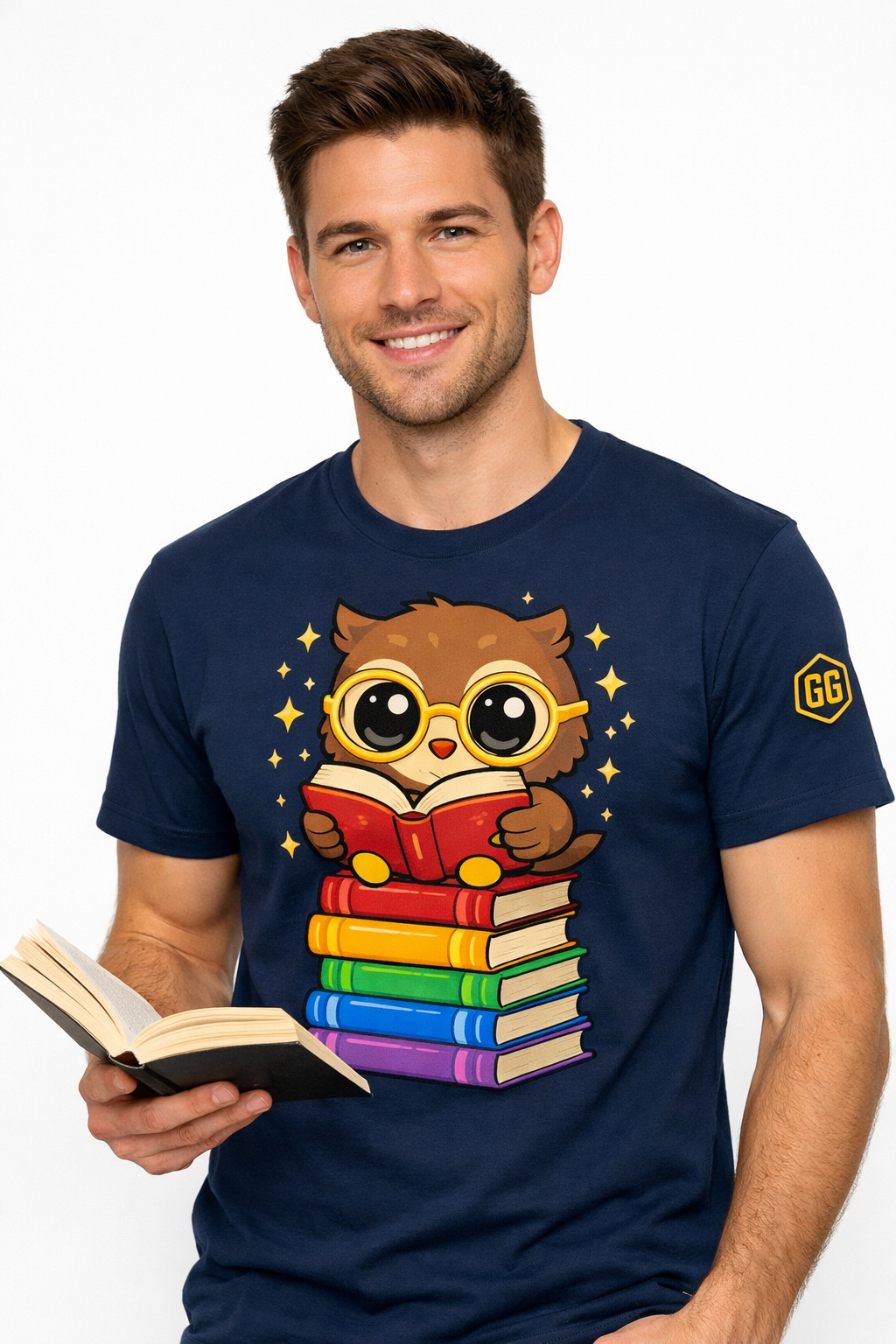 model:9:m | Bookworm Owl T-Shirt – Modelfoto in Navy – Mann