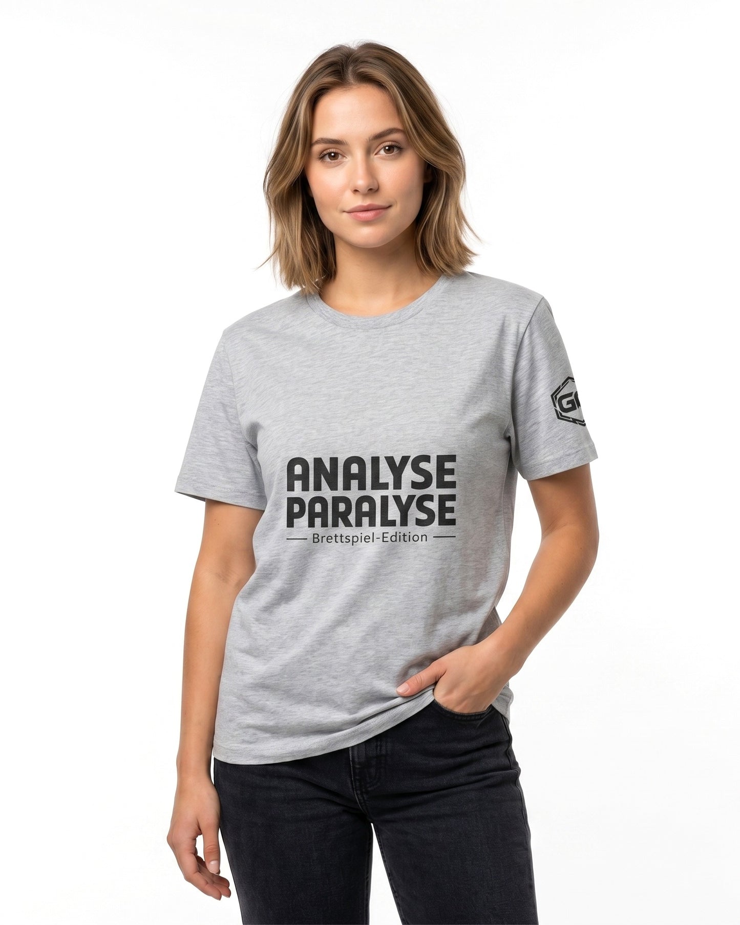 model:2:f | Analyse Paralyse – Brettspiel T-Shirt – Sportgrau – Frau Modellfoto