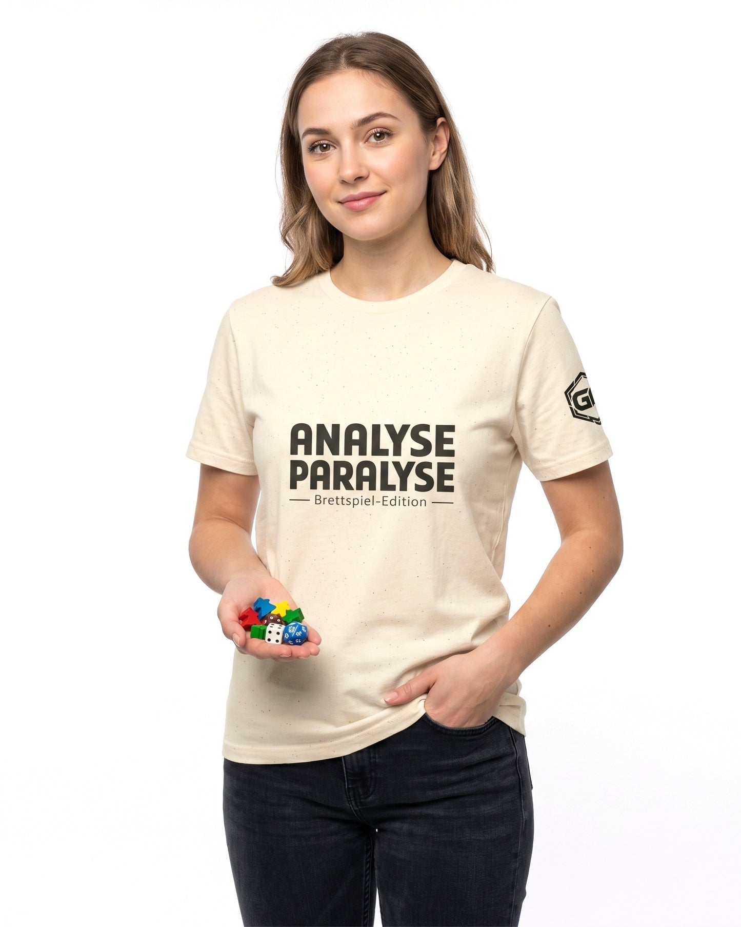 model:4:f | Analyse Paralyse – Brettspiel T-Shirt – Naturweiß – Frau Modellfoto