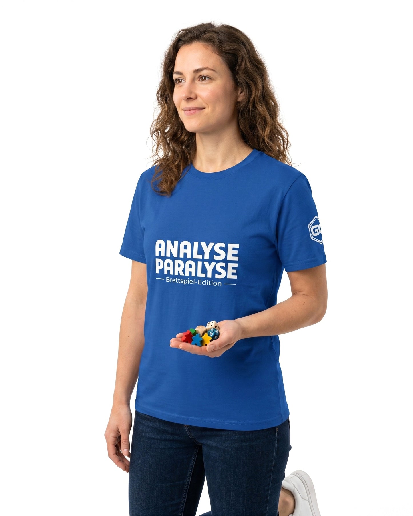 model:8:f | Analyse Paralyse – Brettspiel T-Shirt – Königsblau – Frau Modellfoto