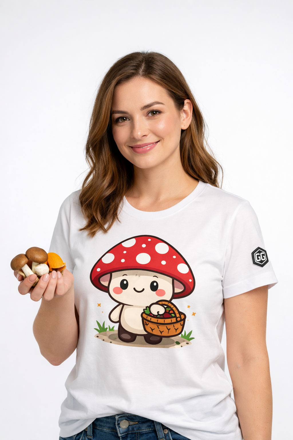 model:0:f | Mushroom Forager T-Shirt – Modelfoto in Weiß – Frau