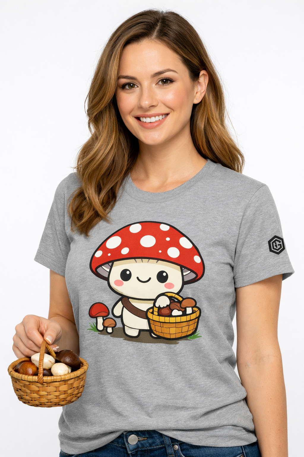 model:2:f | Mushroom Forager T-Shirt – Modelfoto in Sportgrau – Frau