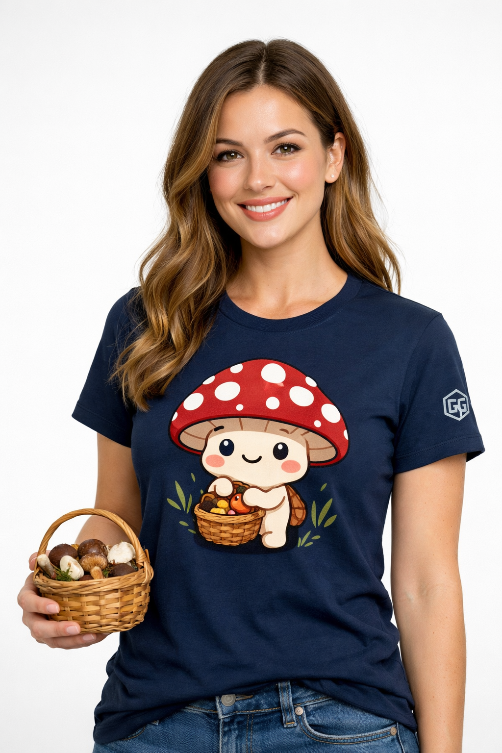 model:9:f | Mushroom Forager T-Shirt – Modelfoto in Navy – Frau