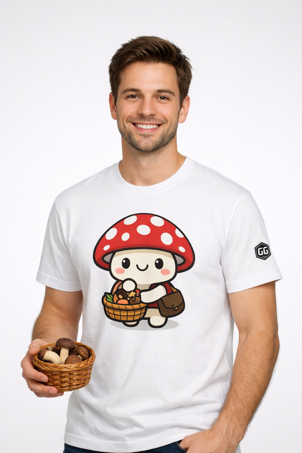 model:0:m | Mushroom Forager T-Shirt – Modelfoto in Weiß – Mann