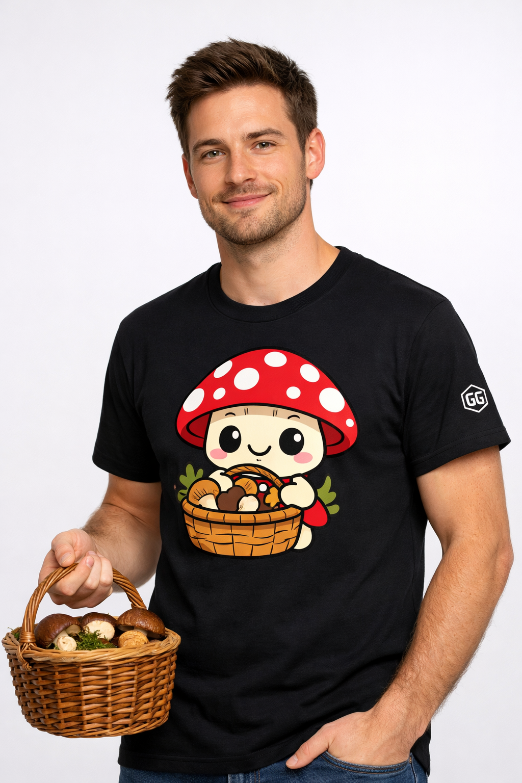 model:1:m | Mushroom Forager T-Shirt – Modelfoto in Schwarz – Mann