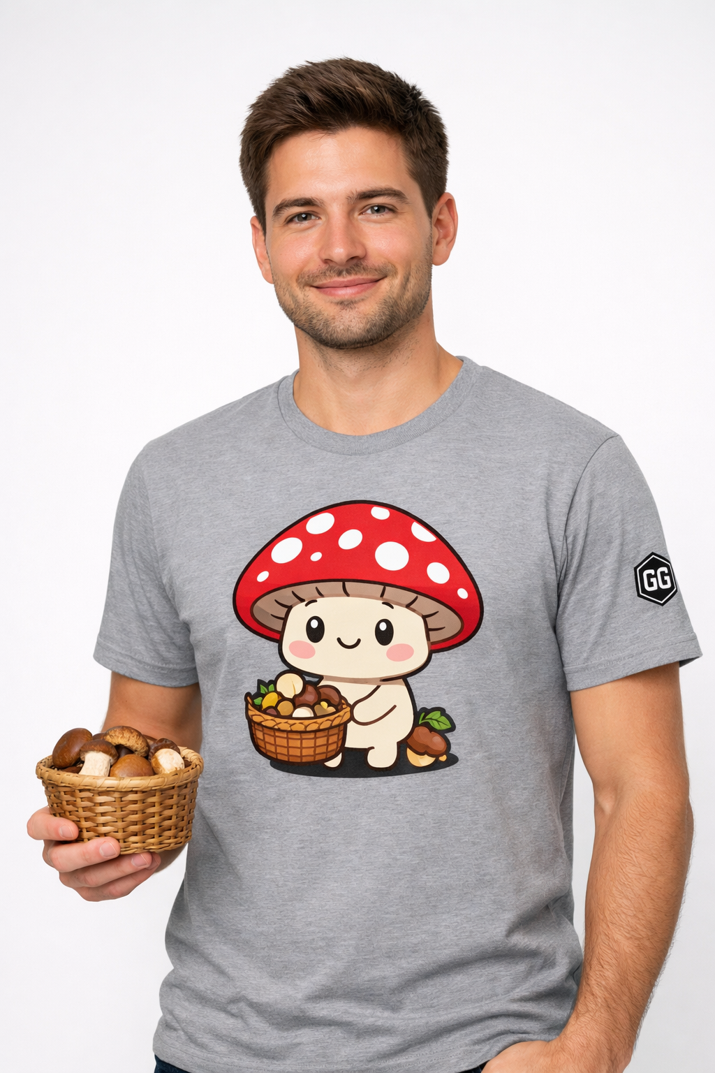 model:2:m | Mushroom Forager T-Shirt – Modelfoto in Sportgrau – Mann