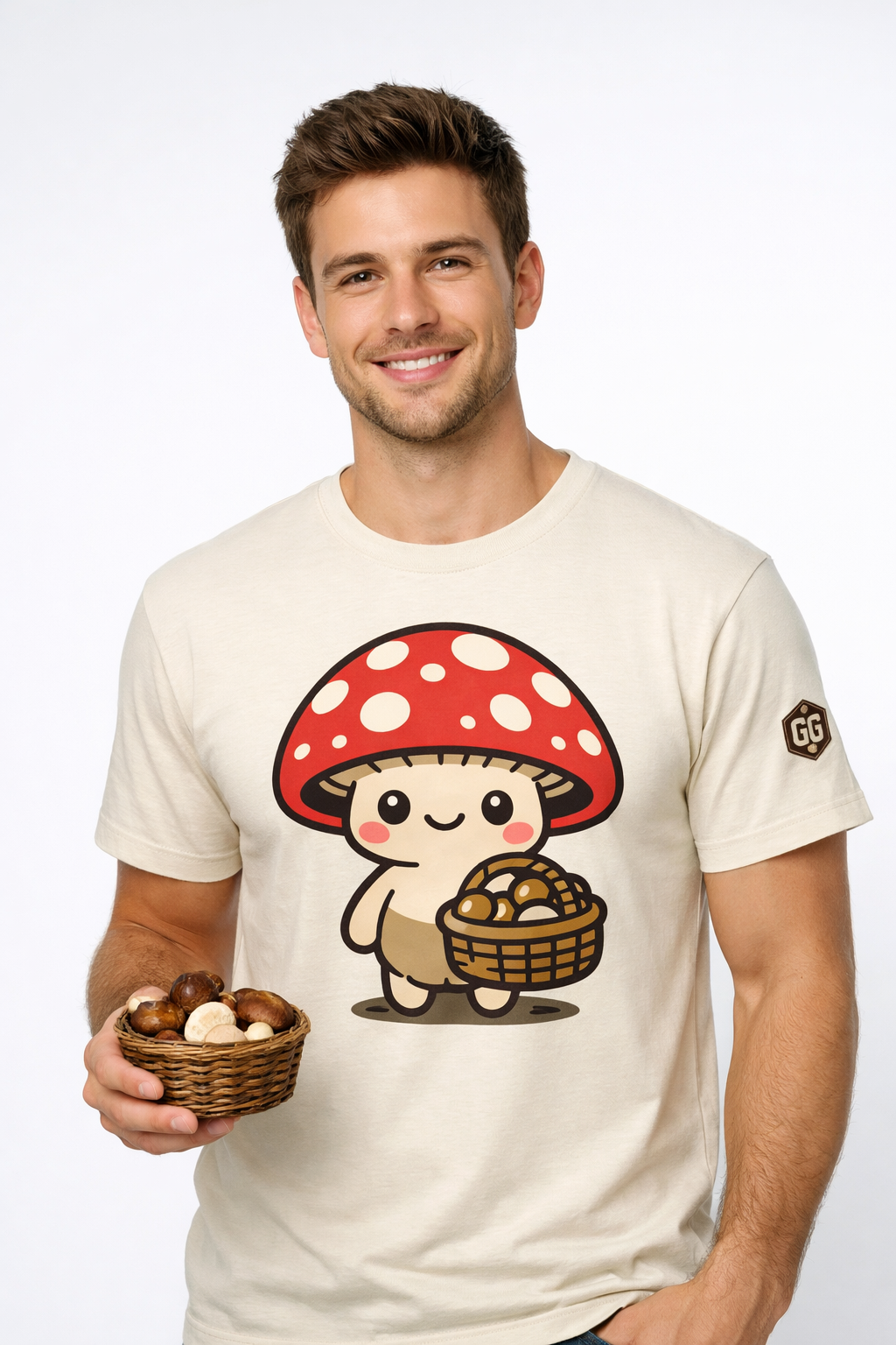 model:4:m | Mushroom Forager T-Shirt – Modelfoto in Natur – Mann