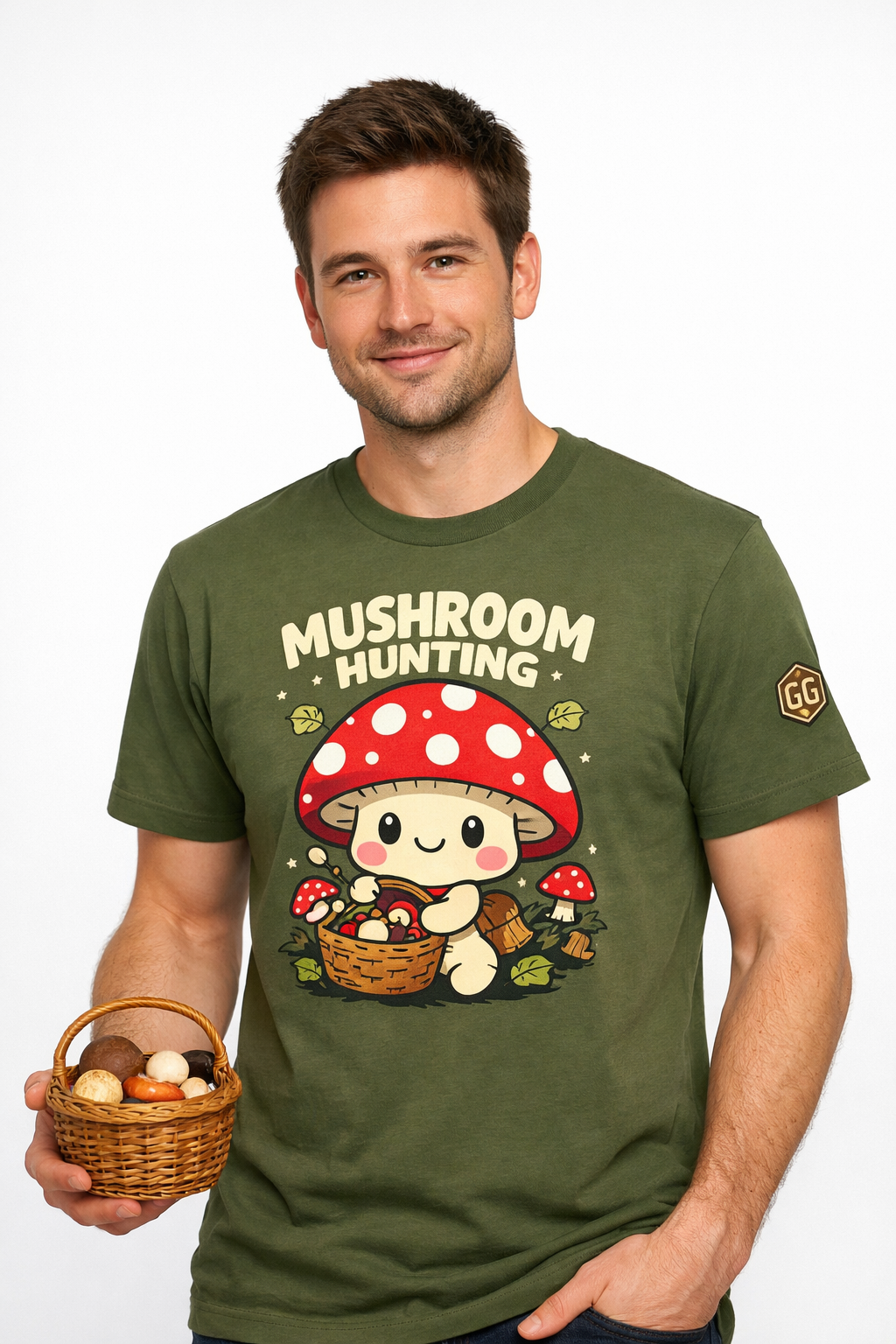 model:5:m | Mushroom Forager T-Shirt – Modelfoto in Militärgrün – Mann